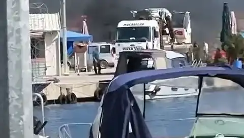 Tuzla'da Balıkçı Barınağında Büyük Lastik Yangını: Yangın Söndürme Çalışmaları Devam Ediyor