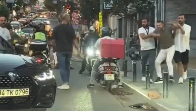 Nişantaşı'nda Yol Verme Kavgası: Sopayla Kadının Üzerine Yürüyen Şahıs Gündemde!