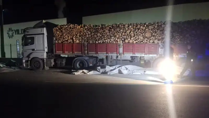 TIR Sürücüsüne Otomobilin Çarpması Sonrası Gerilim Dolu Anlar