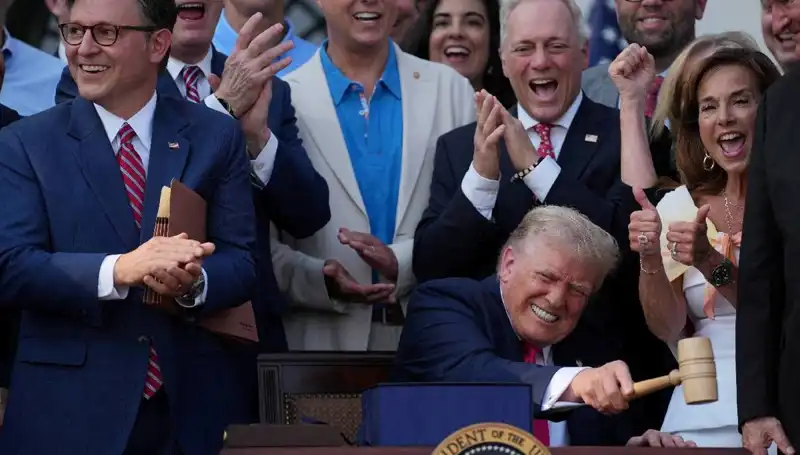 Trump, "Büyük, Güzel Yasa Tasarısı"nı İmzalayarak Ekonomide Çığır Açıyor