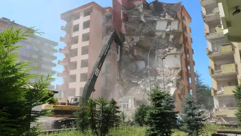 Marmara'da Sarsıntı: Dalgalar İki Binayı Yıkıma Sürükledi