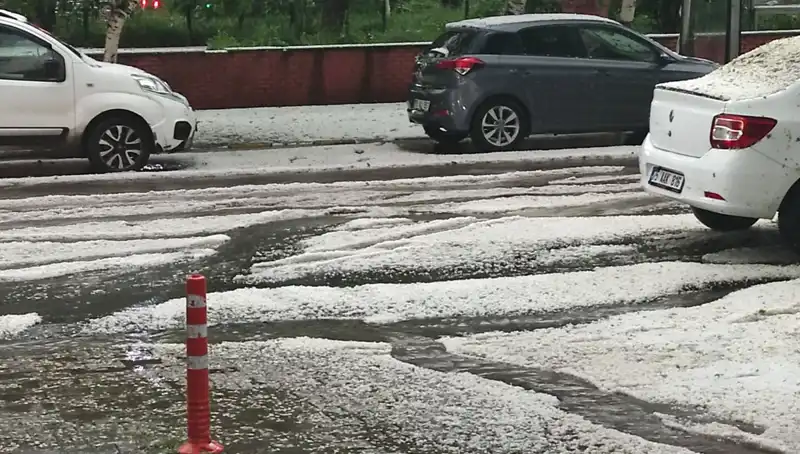 Ardahan’ı Beyaza Bürüyen Dolu Fırtınası: Şehirde Hayat Durdu