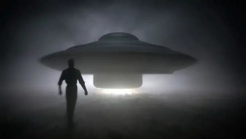 UFO Uzmanından Şok Edici İddia: "Uzaylılar Masum İnsanları Hedef Alıyor"