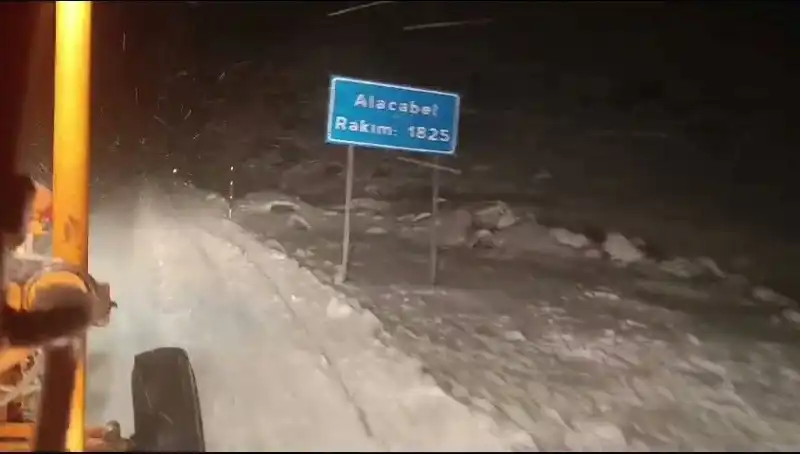 Antalya’da Şaşırtan Kar Sürprizi: Tatilcilerin Yüzleri Gülüyor