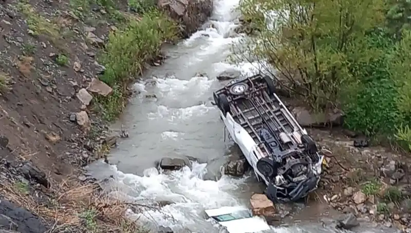 Hakkari'de Minibüs Devrildi: 2 Ölü, 3 Yaralı