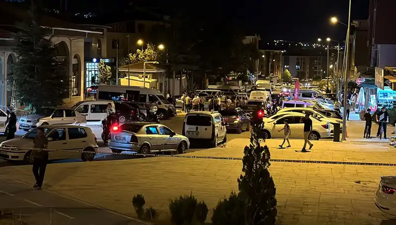 İki Ailenin Kavgası Hastaneye Taşındı: 1 Ağır Yaralı
