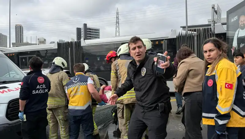 Metrobüs Kazası, İstanbul'da Seferleri Durdurdu: Yaralılar ve Ölümcül Sonuçlar