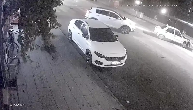 Yayalara Yol Vermek İsteyen Sürücüye Arkadan Çarpan Araçlar Olay Yarattı