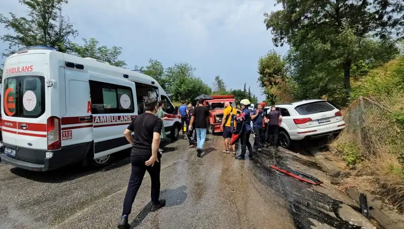 Sakarya'da Kamyonet ve Cip Çarpıştı: 4 Çocukla 5 Kişi Yaralandı