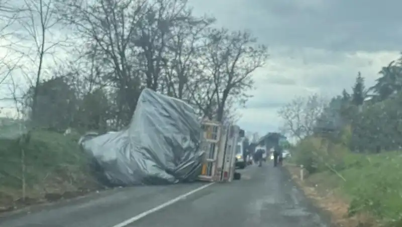 Tekirdağ'da Saman Yüklü TIR Devrildi: Kazanın Ardındaki Sebepler Neler?