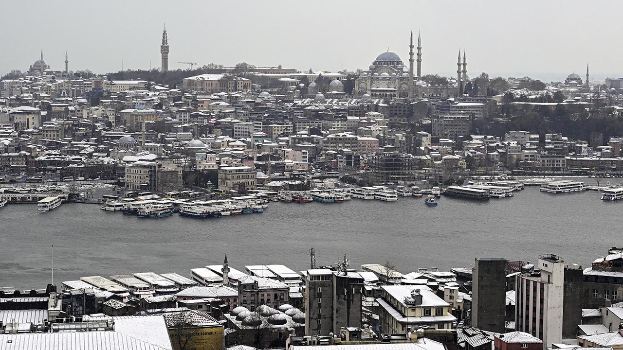 İstanbul’da Kış Geldi: Kar Yağışı Şehri Beyaza Bürüdü