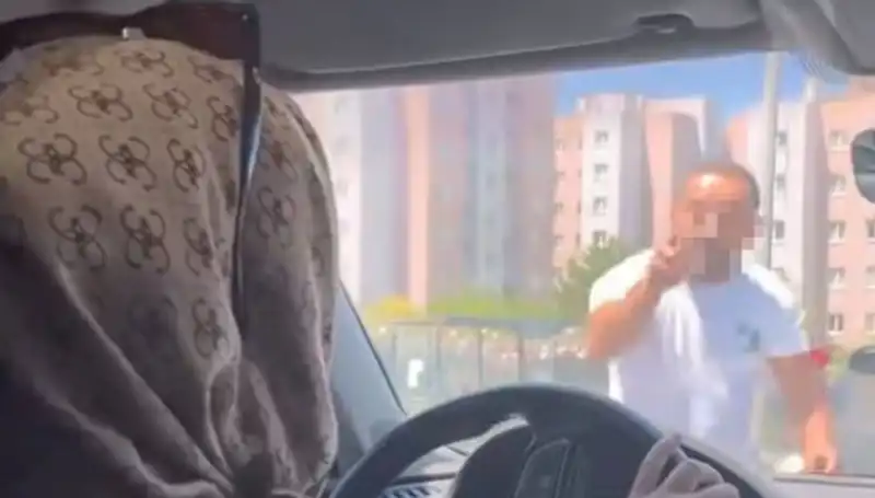 Trafikte Dehşet Anları: Araca Müdahale Eden Sürücüler!