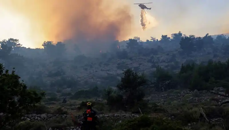 Eğriboz Adası’nda Yangın Alarmı: İki Köy Güvenlik İçin Tahliye Edildi