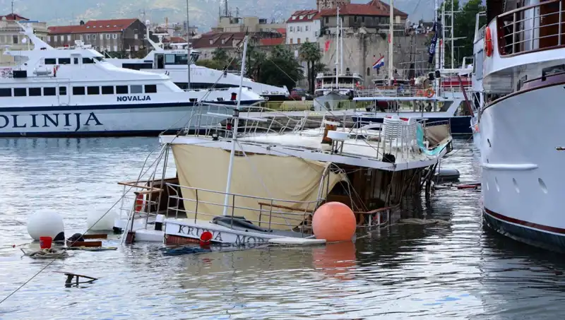 Hırvatistan'da Şiddetli Yağış ve Fırtına: Feribot Batan Gemi Kazası!