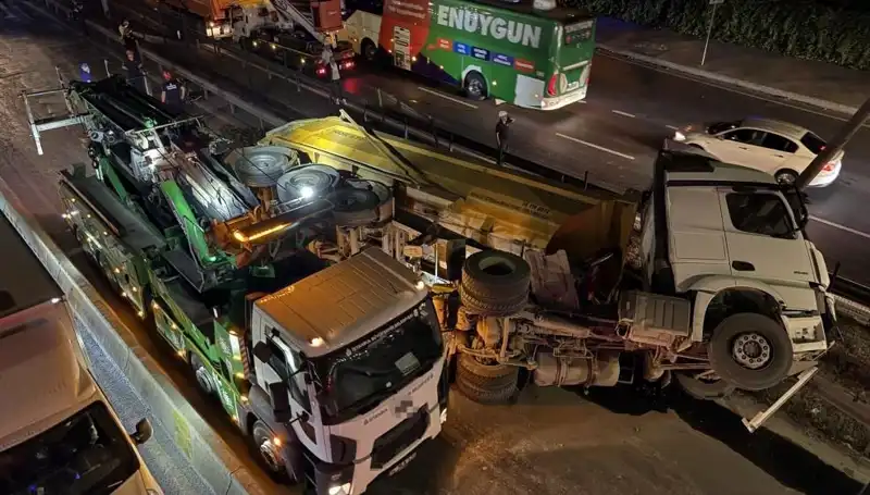 Moloz Yüklü Hafriyat Kamyonu Devrildi: Kaza Sonrası Korku Dolu Anlar!