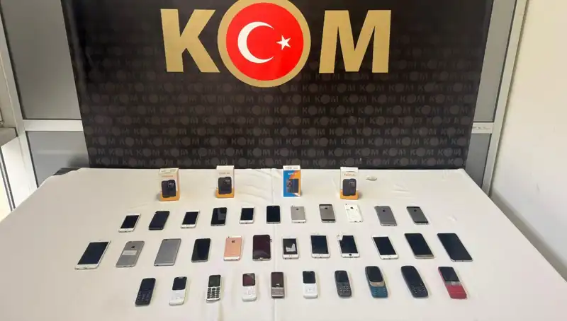 Gümrük Ekibi, 37 Kaçak Cep Telefonunu Ele Geçirdi!