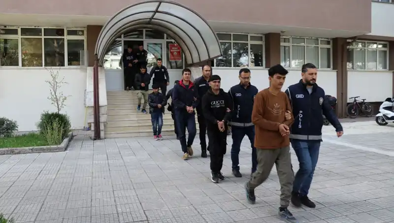 Türkiye'de Düzensiz Göçmen Operasyonu: 21 Kişi Yakalandı