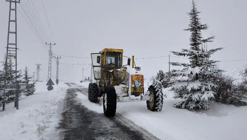 Kayseri'de Kışın Zorluğu: Kardan Kapanan Yollar Yeniden Açılıyor!