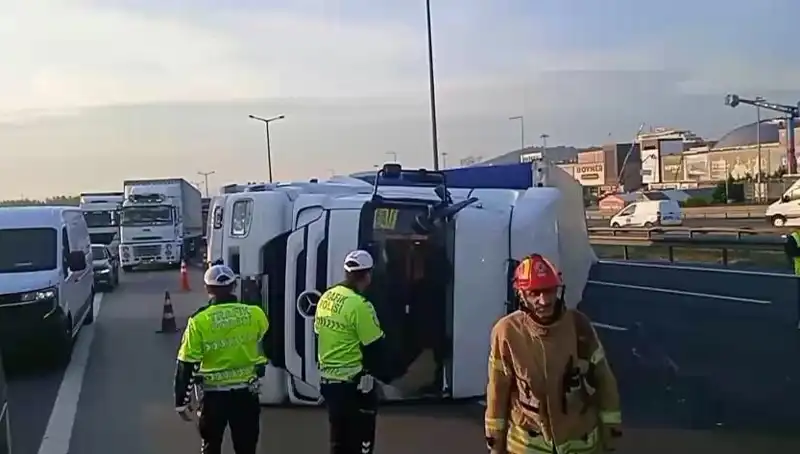 Pendik TEM Otoyolu'nda TIR Devrildi, İstanbul Yönünde Yoğun Trafik Bekleniyor