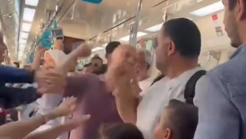 Marmaray’da Açıkta Kalacak Kavga: Yolcular Hayretler İçinde Kaldı