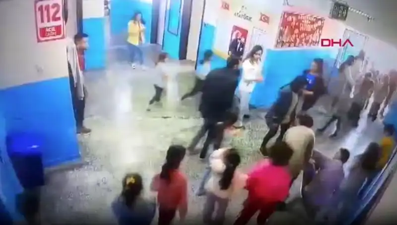 Okulda Bayılan Öğrenciyi Kurtaran Müdür Yardımcısı Olayı Sarsıyo!