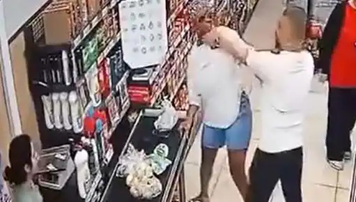 marketteki kasa sırasına damga vuran çirkin saldırı