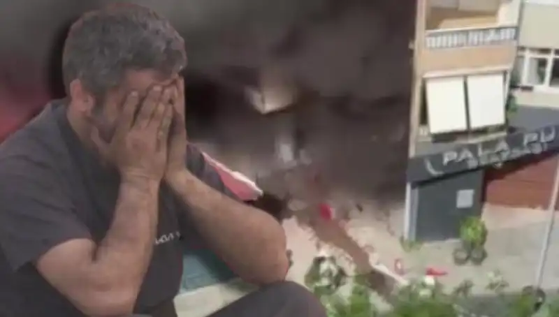 Ataşehir'de Çıkan Yangın ile İş Yeri Sahibi Gözyaşlarına Boğuldu