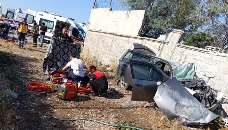 Lastiği Patlayan Araç İstinata Çarptı: Feci Kaza Sonucu 1 Ölü, 6 Yaralı!