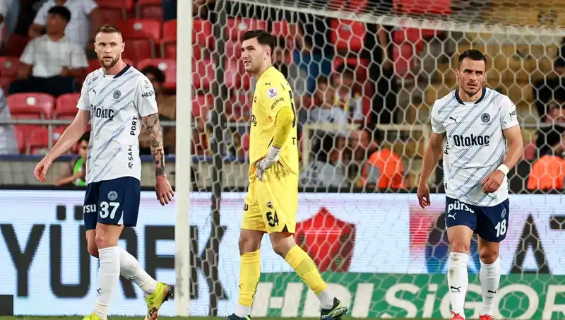 Fenerbahçe'nin Büyük Çöküşü: 2025 Sezonu ve Sonrasında Neler Oluyor?