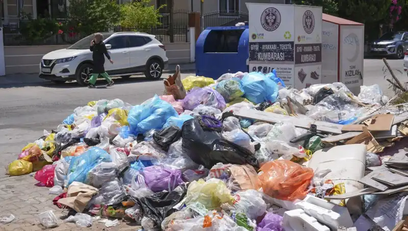 İzmir’de Çöp Yığınları: Temizlik Sorunu Nereye Gidiyor?