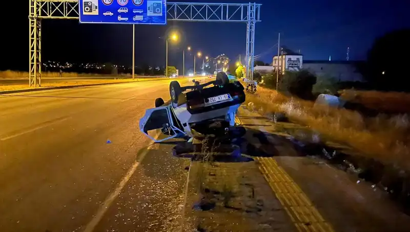 TIR ile Otomobil Çarpışması: Tek Tekerlek Üstünde Takla Attı