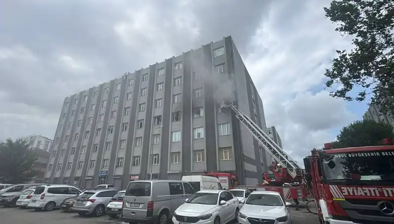 Çorap İmalathanesinde Çıkan Yangın, Asfalt Yüzeylerin Kızartılmasını Sağladı