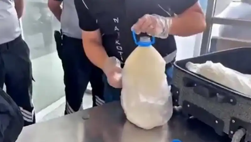 Havalimanında Süt Şişesinde Şok Tüpleri Ele Geçirildi: 12 Kilo 800 Gram
