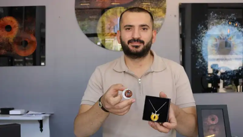 Gözlerinizi Sanata Dönüştüren Yetenek: İris Fotoğraflarıyla Eşsiz Tasarımlar