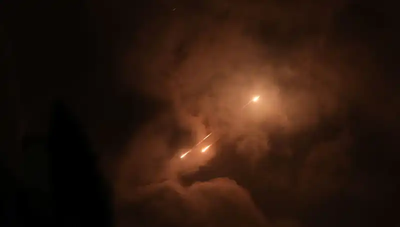 İran’ın Gece Saldırıları: Füzelerin Ateşlenme Saatlerinin Gizemi