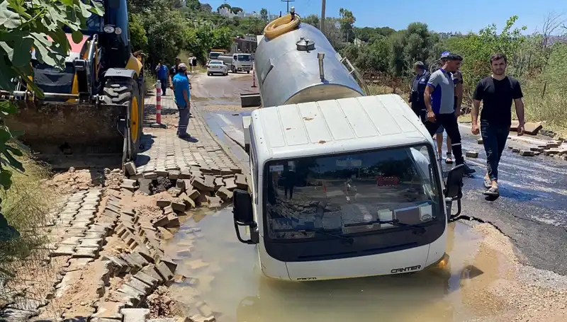Bodrum'da Su Hattı Patladı: Tanker Çukura Düşerek Hasara Yol Açtı