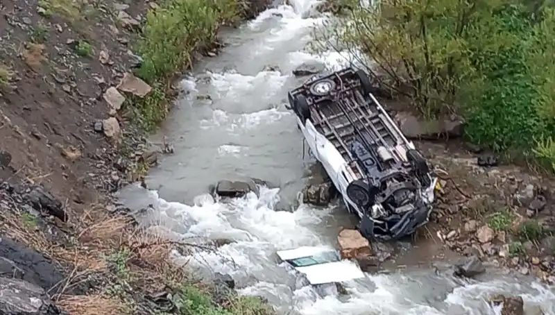 Hakkari'de Minibüs Devrildi: Can Pazarı Ortaya Çıktı