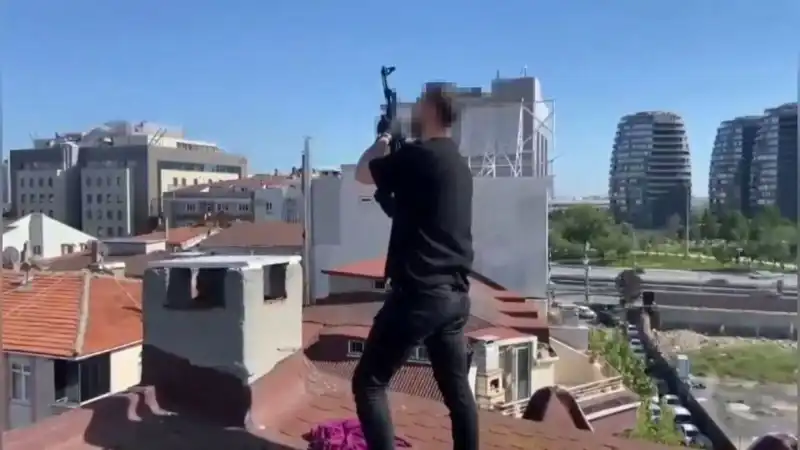 İstanbul'da Çatıya Kaçan Şüphelilerden Bacadan AK-47 Çıkışı Şok Etti