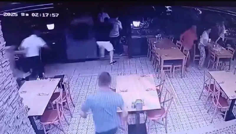 Deprem Anı Güvenlik Kamerasına Yansıdı: O Anların Şok Edici Görüntüleri