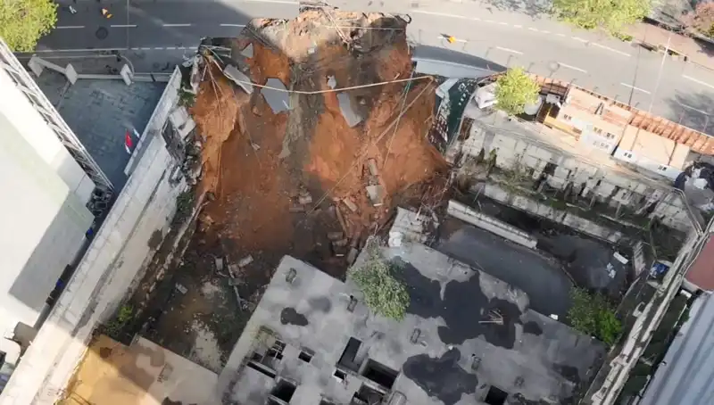 Sarıyer'de Yol Çökmesi: Cadde Uzun Süreli Trafiğe Kapatıldı!