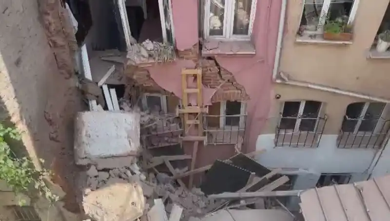 İstanbul'da Üç Katlı Binanın Balkonu Çöktü: Neyin Nesi?