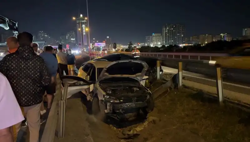 Makas Atan Otomobil, Yol Ayrımında Kaza Yaparak Boşluğa Düştü