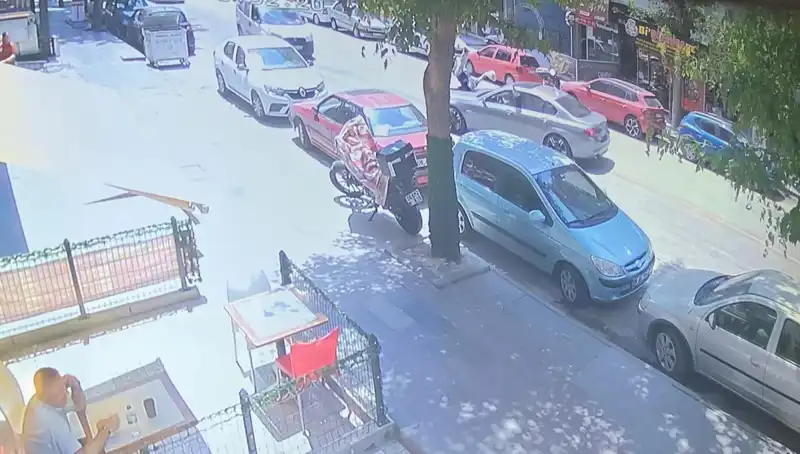 Karşıdan Karşıya Geçen Yayaya Araba Çarptı: Kaza Anı ve Sonrası