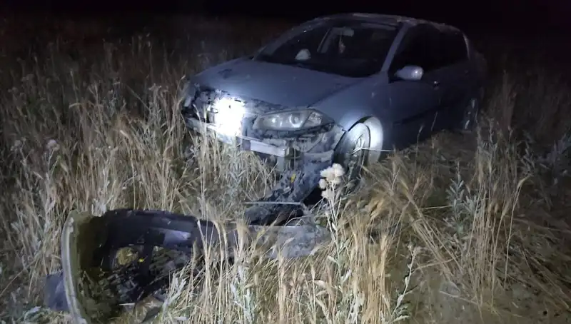Burdur’da Kontrolden Çıkan Otomobil Tarlaya Uçtu: İki Yaralı
