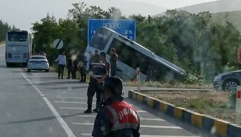 Isparta'da Tur Otobüsü ile Yolcu Otobüsü Çarpıştı: Yaralıların Durumu Ciddi