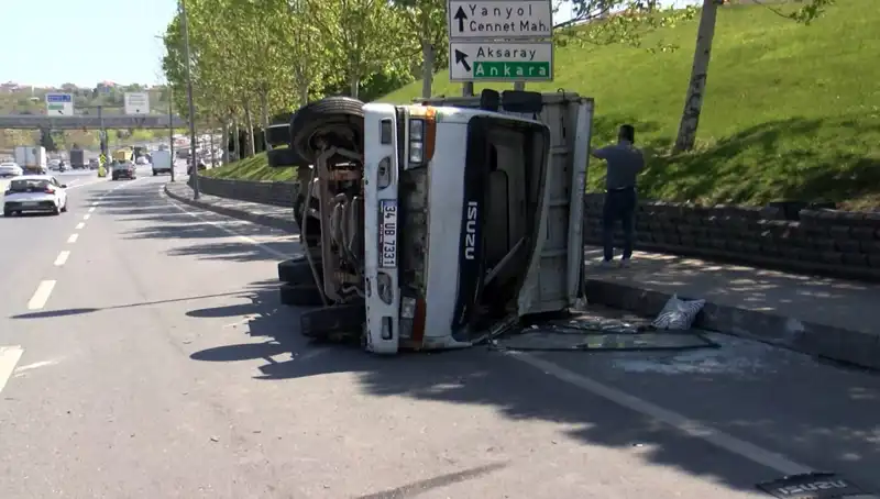 Küçükçekmece D-100 Karayolu'nda Feci Kaza: 5 Yaralı ve Trafik Durma Noktasında!
