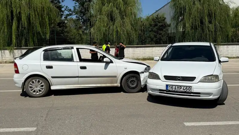 İki Otomobilin Çarpışması Sonucu 2 Kişi Yaralandı: Kaza Anı Güvenlik Kamerasına Yansıdı